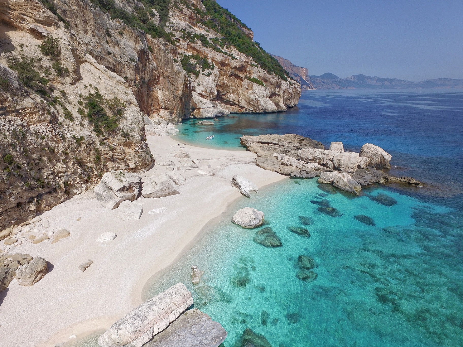 Cala Mariolu: spiaggia di ciottoli bianchi e acqua cristallina sulla costa di Baunei