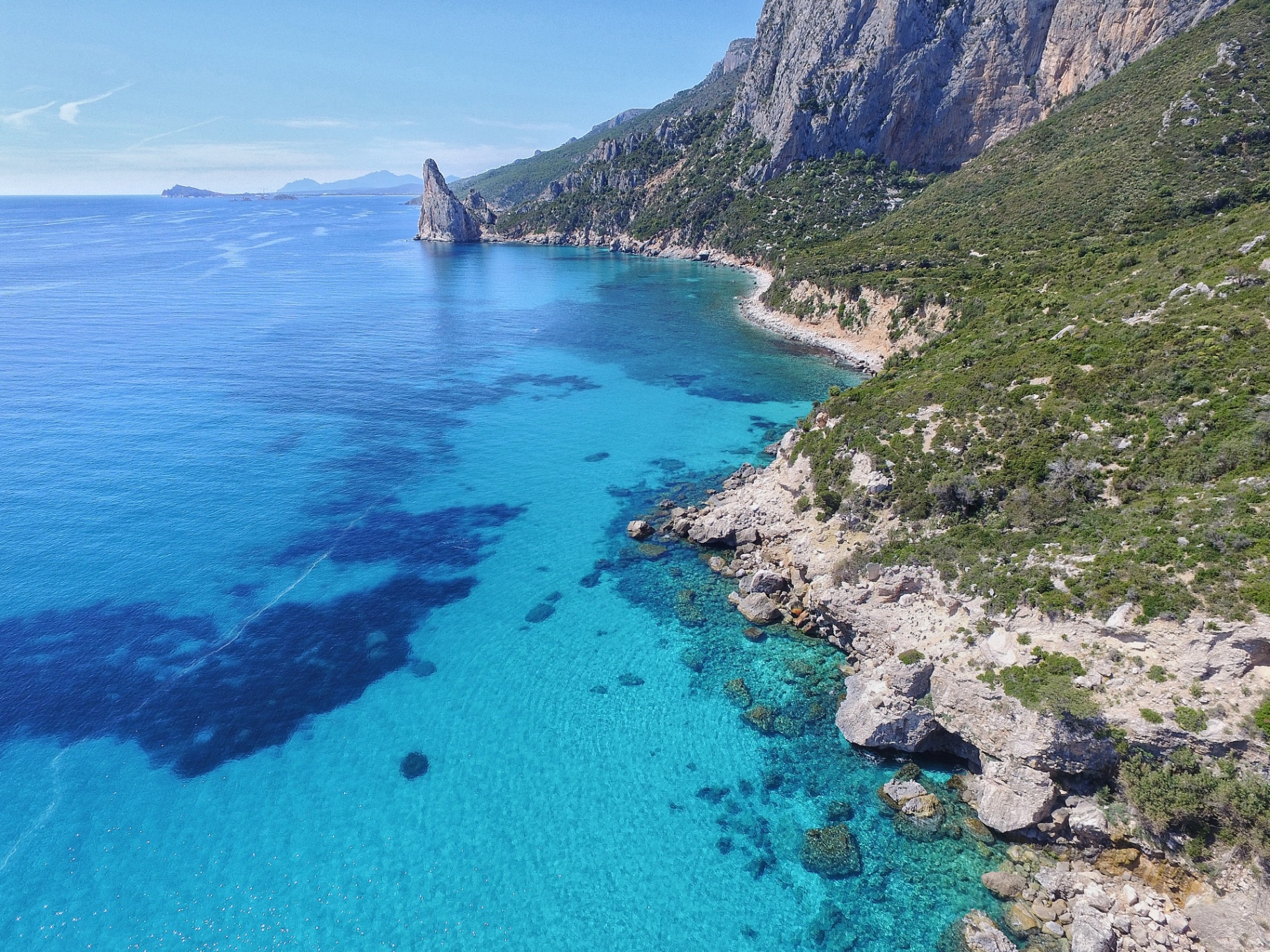 Pedra Longa vista dall'alto: monolite di roccia e mare turchese