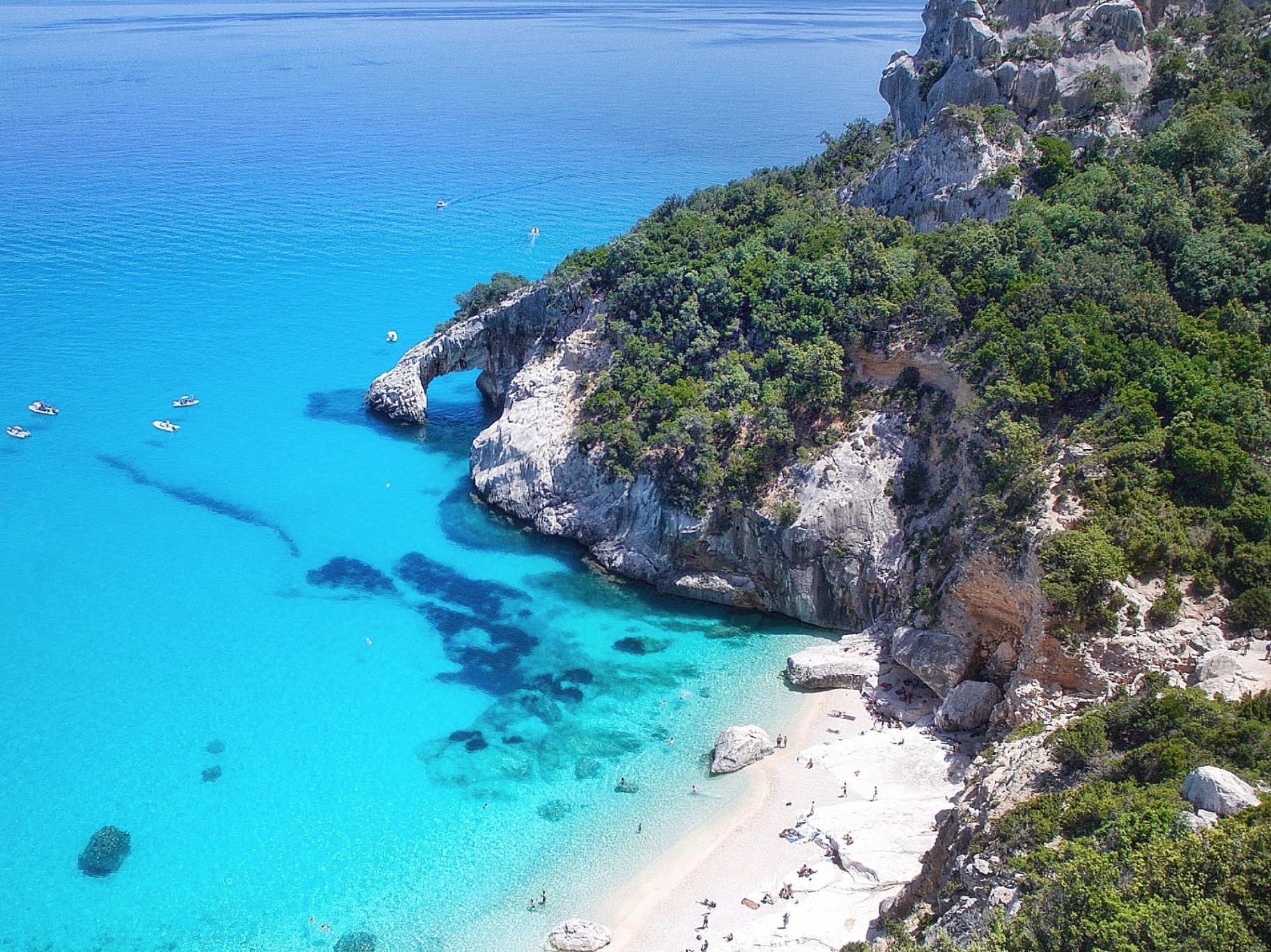 Cala Goloritzé, Baunei: arco di roccia, mare turchese e spiaggia bianca