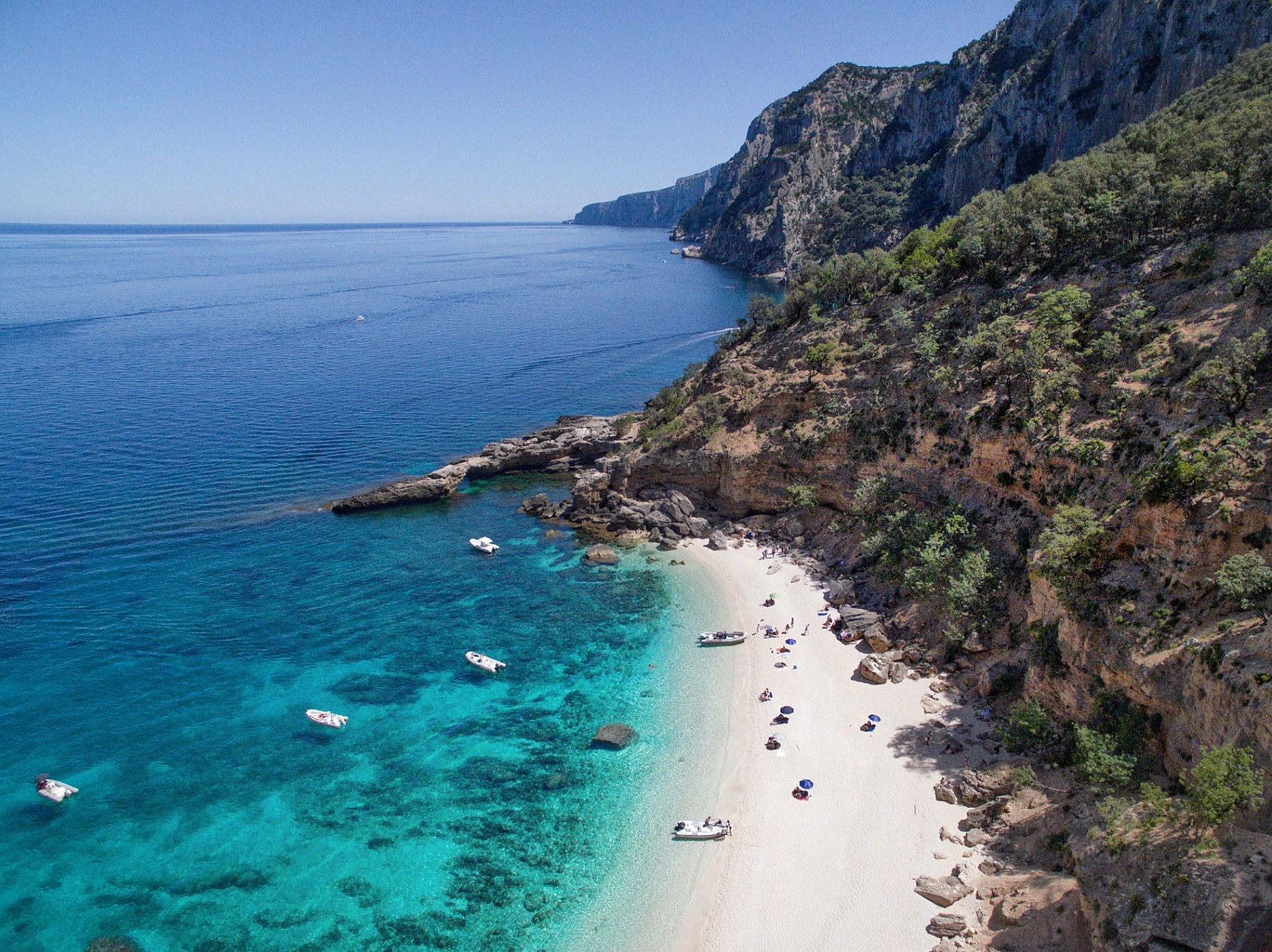 Cala Biriala: spiaggia bianca tra falesie e mare cristallino